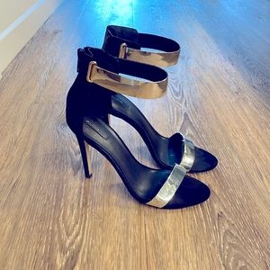 Strap gold and black sandal heel